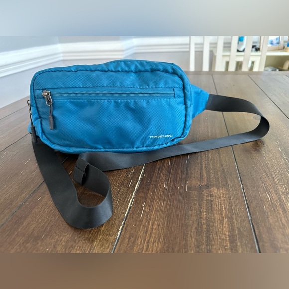 Travelon RFID waistpack - Picture 11 of 14